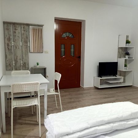 Room Click Inn Gjirokastër Esterno foto