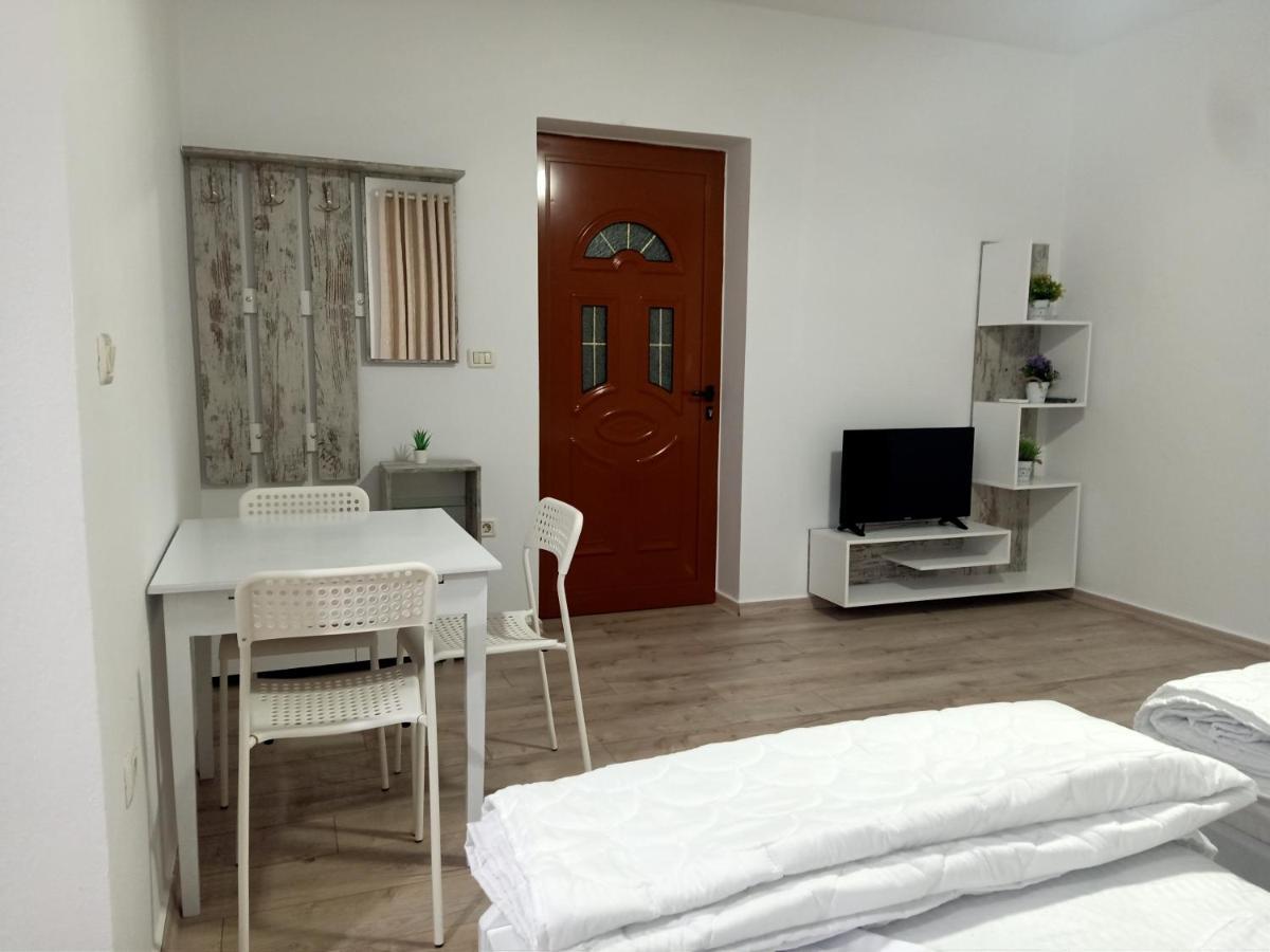 Room Click Inn Gjirokastër Esterno foto
