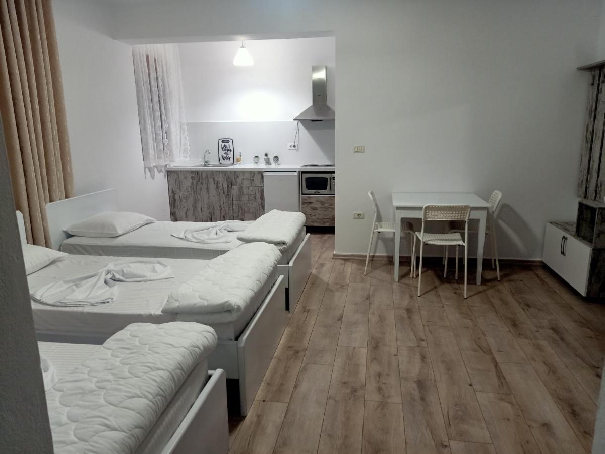 Room Click Inn Gjirokastër Esterno foto