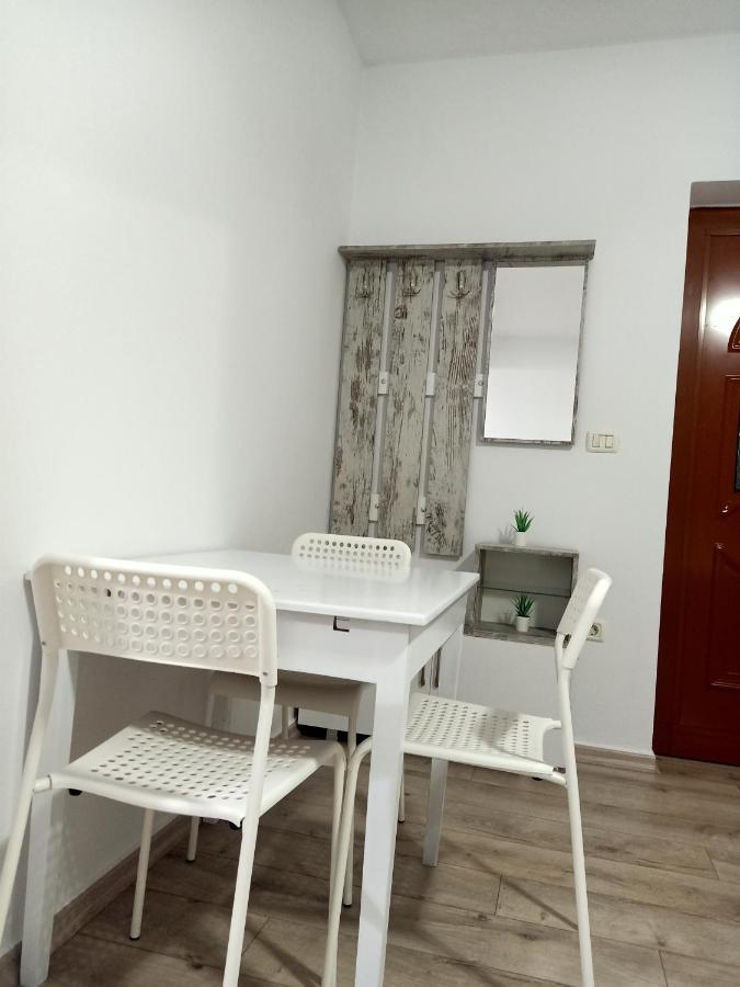 Room Click Inn Gjirokastër Esterno foto
