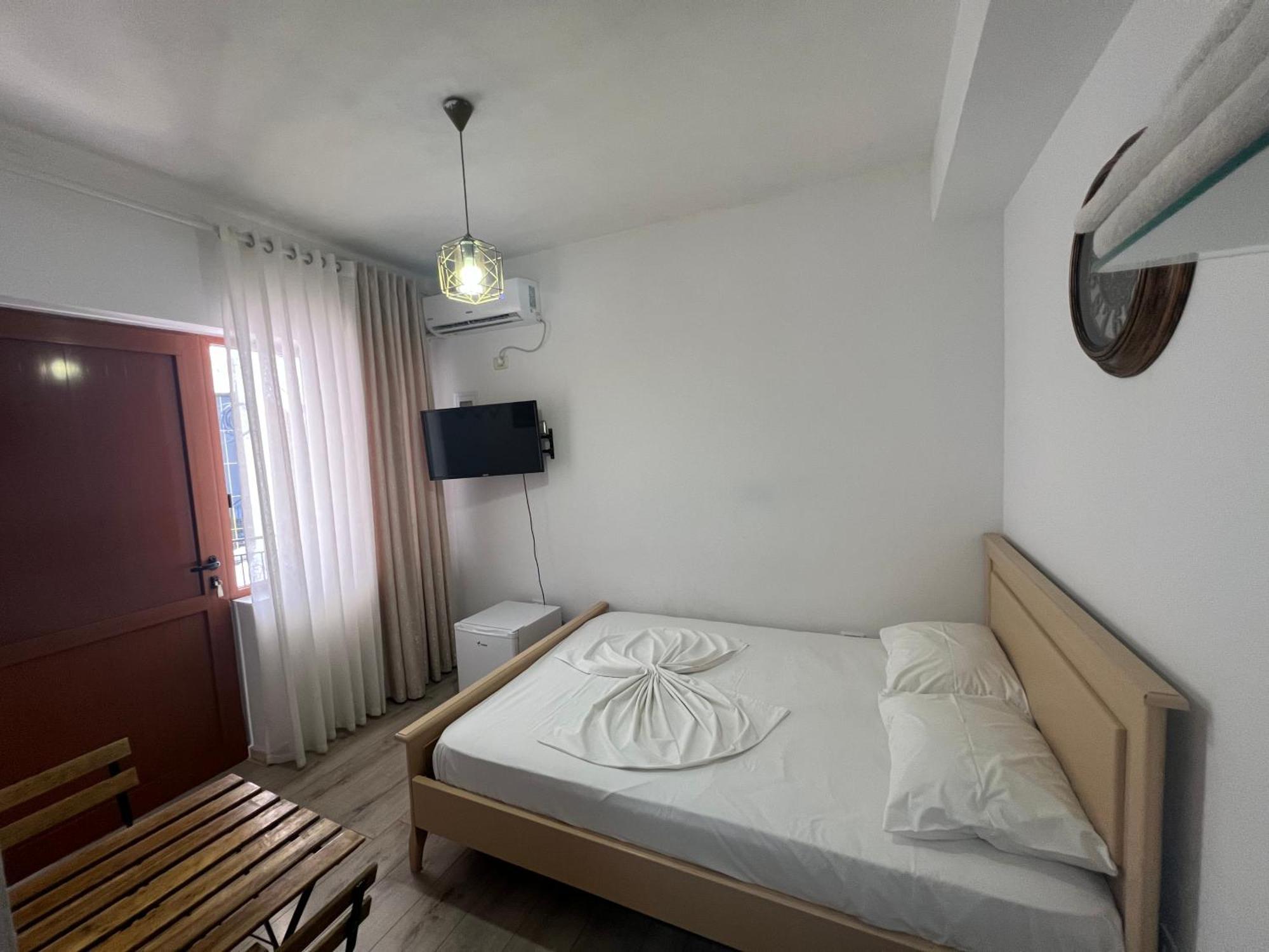Room Click Inn Gjirokastër Esterno foto